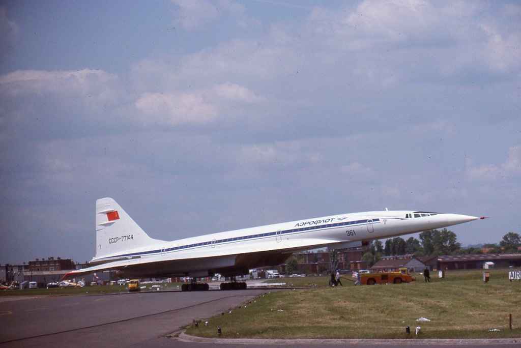 Aeroflot Soviet Airlines Vintage 1960s And 1970s - Aircraft Photo 